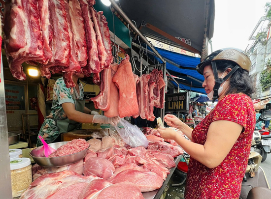 Giá thịt, trứng tăng mạnh, người tiêu dùng xoay xở thế nào mùa cận Tết?