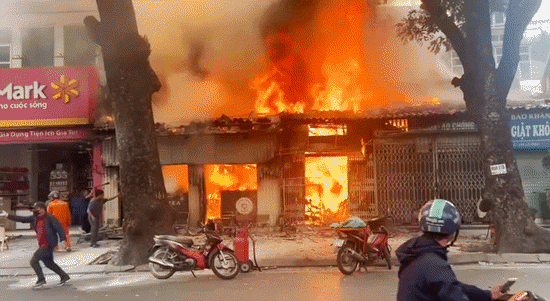 Hà Nội: Cháy lớn tại dãy nhà trên phố Lò Đúc