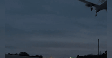 Khoảnh khắc máy bay hạ cánh khẩn cấp, đè trúng ô tô chạy trên cao tốc ở Mỹ