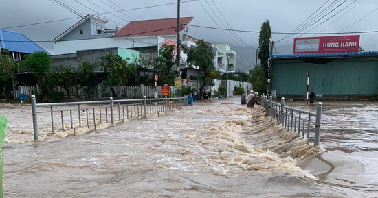 Mưa lớn, nhiều nơi ở Khánh Hòa lại ngập, lũ trên sông Cái Nha Trang tiếp tục lên