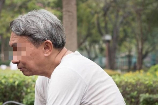 Nhặt rác, ăn đồ thừa để cho con gái du học, người cha tật nguyền nghẹn đắng khi con nói một câu