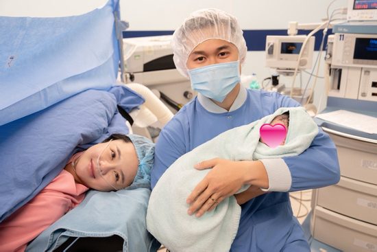 Thái Trinh sinh con đầu lòng với chồng thiếu gia kém 6 tuổi