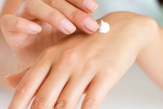 Cách dưỡng da tay mùa đông không bị bong tróc