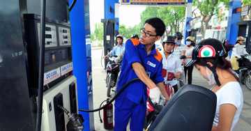 Giá xăng dầu đồng loạt giảm, RON95 về sát 20 nghìn đồng/lít