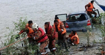 Ô tô mất lái lao xuống sông, nữ tài xế tử vong thương tâm