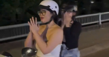 Sốc: Cô gái trẻ chắp tay lạy khi đang điều khiển xe máy