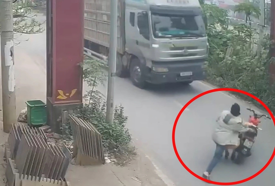 Tạm giữ đối tượng đẩy CSGT vào đầu xe tải rồi bỏ chạy