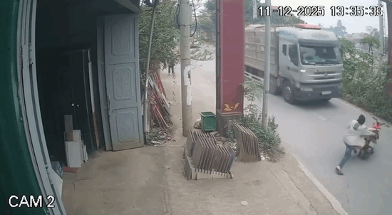 VIDEO: Người vi phạm giao thông ôm đẩy Đại úy CSGT vào đầu xe tải đang lao tới