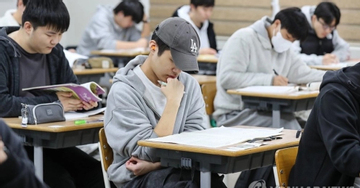 Viện trưởng xin từ chức vì đề thi tiếng Anh kiểu 'đánh đố'