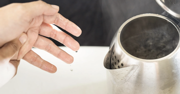 Bé 9 tháng tuổi bỏng 30% cơ thể do kéo dây nguồn ấm siêu tốc