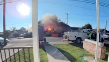 Khoảnh khắc ngôi nhà ở California nổ tung thành từng mảnh do nổ khí gas