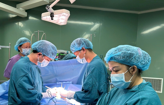 Lấy búi tóc nặng nửa kg từ dạ dày bé gái 6 tuổi