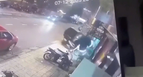 Mâu thuẫn trong quán ăn, nam thanh niên lao ô tô vào nhiều người