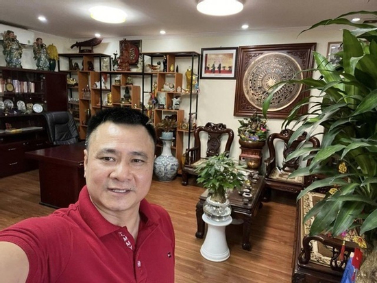 Nhận bằng Tiến sĩ ở tuổi 52, NSND Tự Long sống hạnh phúc trong tổ ấm góc nào cũng đẹp