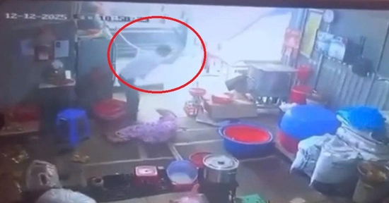 Chồng dùng dao chém vợ gục dưới sàn nhà rồi tự đâm vào mình