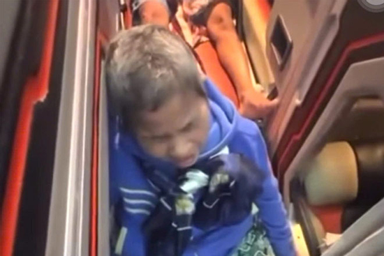 Xác minh clip ‘người mẹ già khóc nức nở trên xe khách vì bị bỏ rơi’