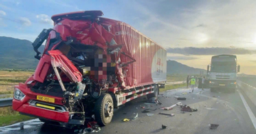 Đầu ô tô bẹp dúm sau tai nạn, huy động xe cẩu cứu tài xế mắc kẹt trong cabin