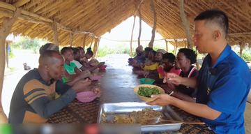 Người châu Phi lần đầu thử món trứng rán lá mơ kiểu Việt, nức nở khen ngon