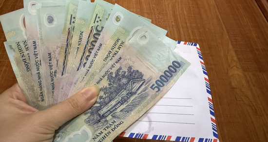 Thông gia Việt kiều bay về dự đám tang, gửi phong bì khiến gia đình náo loạn