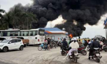 Cháy lớn tại công ty giày da ở Hải Phòng, khói đen cuồn cuộn