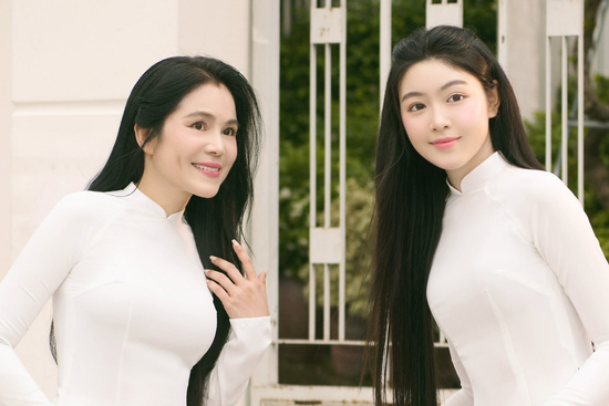 Con gái MC Quyền Linh khoe ảnh bên mẹ quyền lực, nhan sắc trẻ đẹp của phụ huynh gây sốt