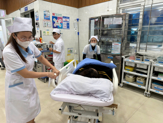 Đình chỉ cơ sở bánh mì Hồng Vân sau khi có 78 người nhập viện