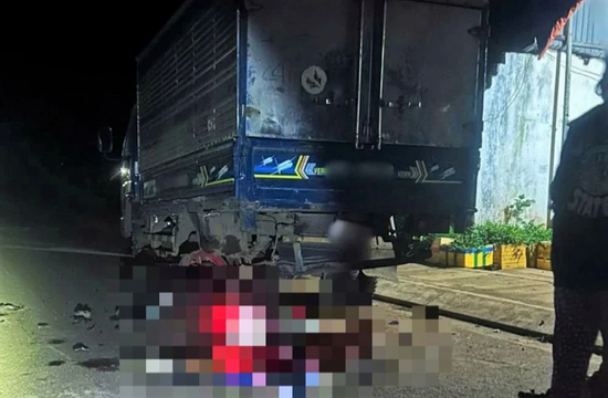 Gia Lai: Tông vào xe tải đang đậu, 3 người trên xe máy tử vong