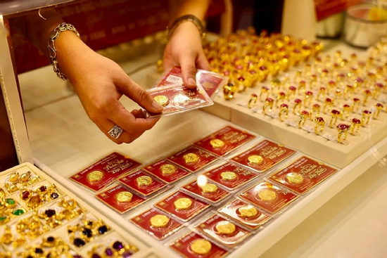 Giá vàng hôm nay 14/12: Tăng vượt 4.300 USD/ounce