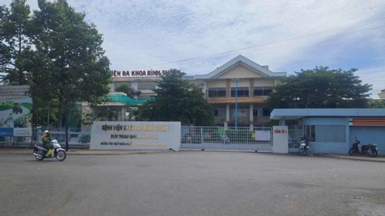 Lấy mẫu xét nghiệm vụ 36 người nghi ngộ độc sau khi ăn bánh mì