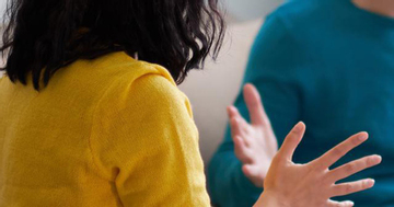 Mẹ gọi tôi là 'của nợ', lớn lên tôi đưa bố thoát khỏi người vợ cay nghiệt này