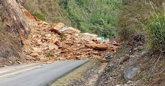 VIDEO: Sạt lở đất đá nghiêm trọng trên quốc lộ, 3 người nghi bị vùi lấp
