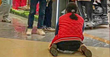 Vợ quỳ gối xin chồng mua áo khoác hơn 1 triệu đồng gây phẫn nộ