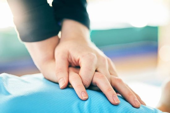 Áp lực công việc lớn, cô gái 22 tuổi bị ngừng tim trong 7 phút