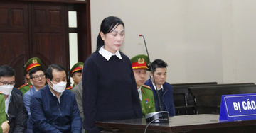 Bà Hoàng Thị Thúy Lan nghẹn ngào khóc, xin bán đất để nộp thêm tiền khắc phục