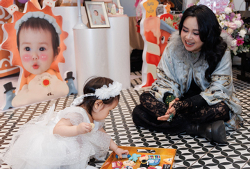 Cháu ngoại NSND Thanh Lam chọn 'cầm mic' trong tiệc đầy năm