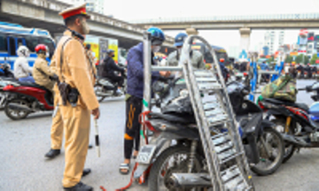 Chở thang che biển số xe, tài xế bị phạt 5 triệu đồng