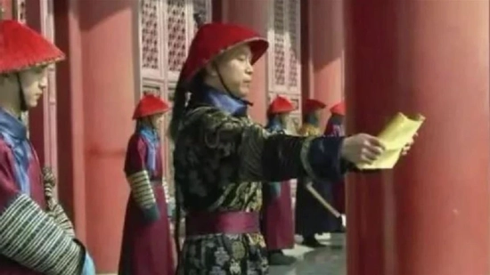 Cú lừa của phim ảnh: Thái giám phần lớn mù chữ nhưng luôn là người đọc chiếu chỉ