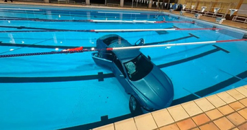 Đạp nhầm chân ga, nữ tài xế lao thẳng ô tô xuống hồ bơi