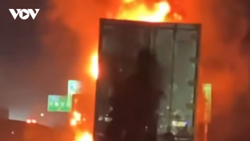 Lửa bao trùm xe đầu kéo trên cao tốc qua Nghệ An