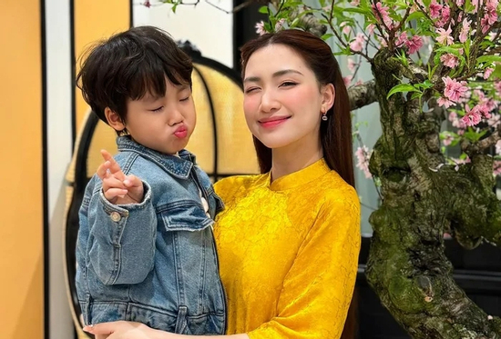 Hòa Minzy trao trả 'tài sản' cho quý tử