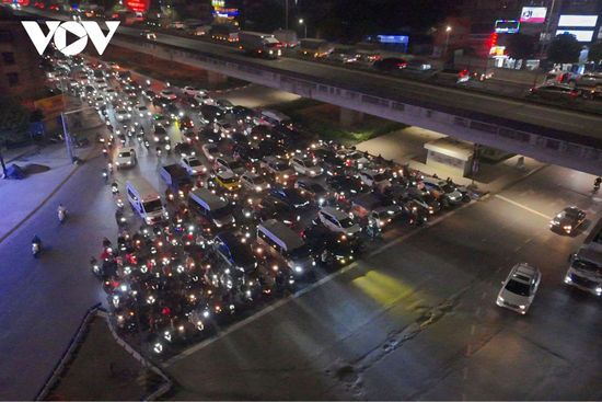 Đêm Hà Nội, đường vắng nhưng xe cộ vẫn đều tăm tắp trước vạch kẻ dừng đèn đỏ