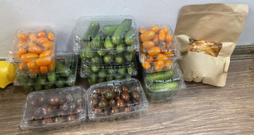 Mang đồ quê lên biếu, người phụ nữ sững sờ trước hành động của thông gia giàu