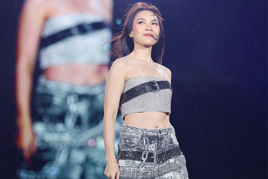 Mỹ Tâm hiếm hoi diện đồ xuyên thấu, cut out táo bạo