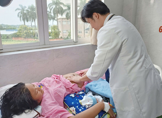 Chủ quan với những cơn đau đầu trong thai kỳ, sản phụ co giật, hôn mê