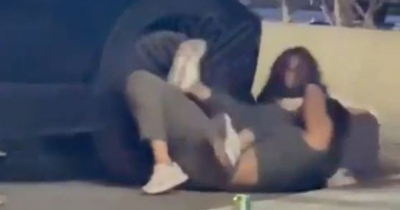 Hai người phụ nữ lao vào đánh nhau dữ dội trên phố