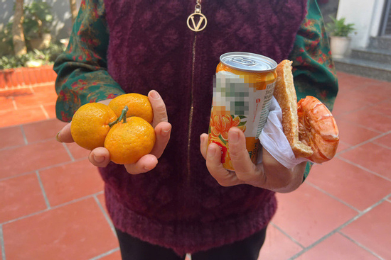 Mẹ chồng đi ăn cỗ lấy phần, nàng dâu phán một câu ‘chết điếng’