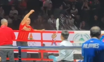 Nghi bị xử ép, HLV Việt Nam nổi giận ném chai nước, võ sĩ bỏ về không đánh tiếp