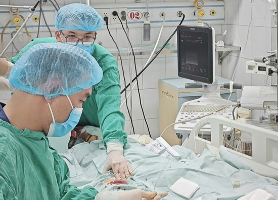 Nữ giáo viên nguy kịch sau bữa bún ngan