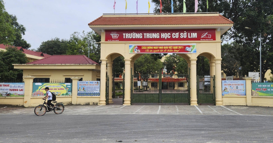 Nữ sinh lớp 8 ở Bắc Ninh bị nhóm bạn túm tóc, đánh túi bụi trong trường