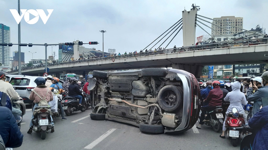 Va chạm liên hoàn 3 ô tô tại Ngã Tư Sở khiến xe lật, giao thông ùn tắc